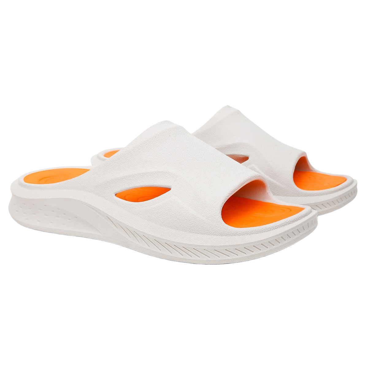 Chinelo Nuvem Off-white, com recortes laterais e palmilha laranja